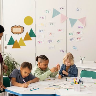 children-drawing-together-classroom